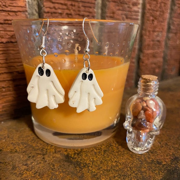 🔥SALE🔥2/$20 Halloween Ghost Earrings W/ .925 Sterling Silver Earring Wires - Picture 1 of 2